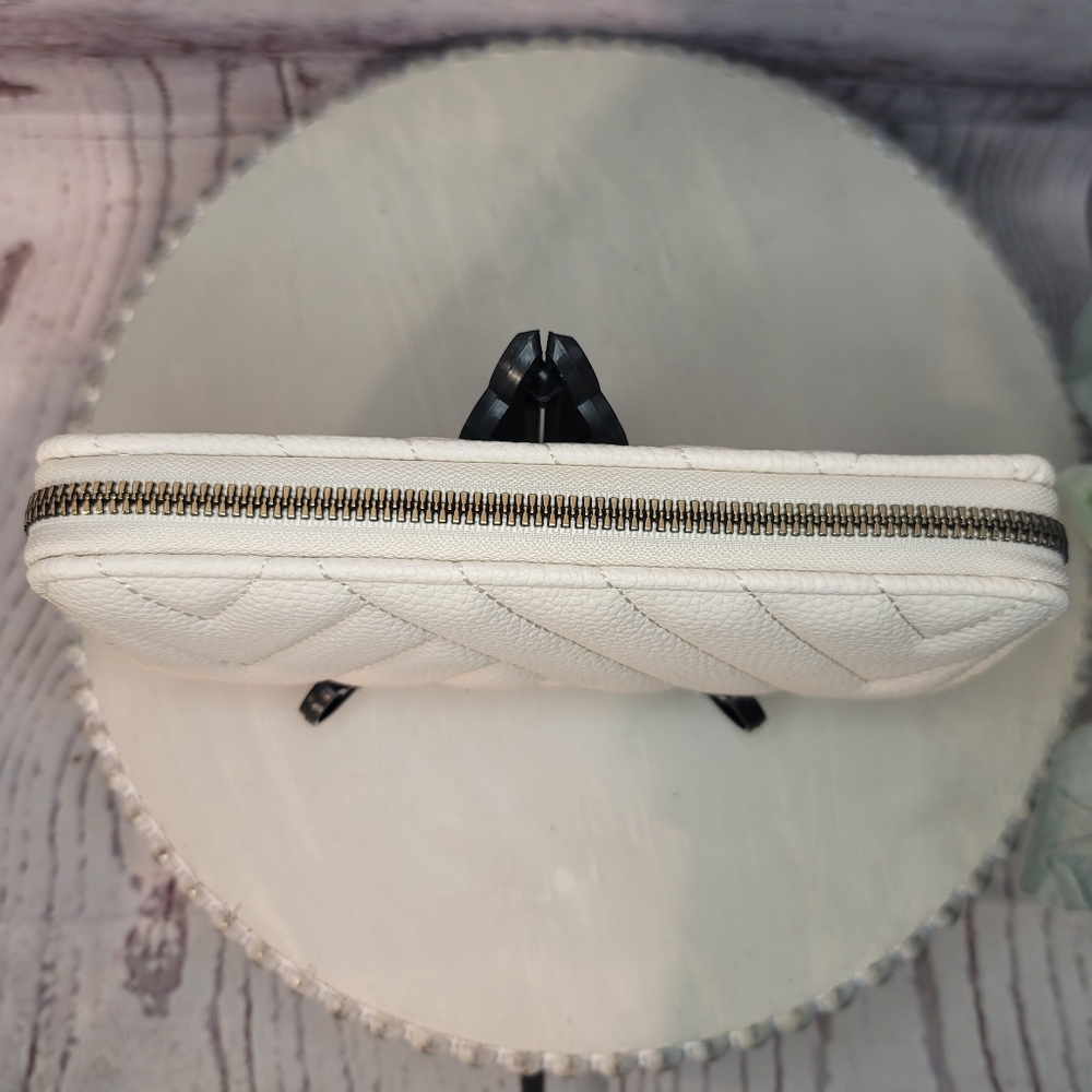 NWOT Adrienne Vittadini Elegant Cream Women's Card   Wallet - Picture 3 of 9